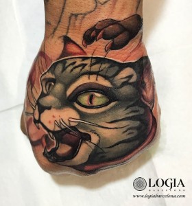tatuaje-gato-puño-logia-barcelona-monea